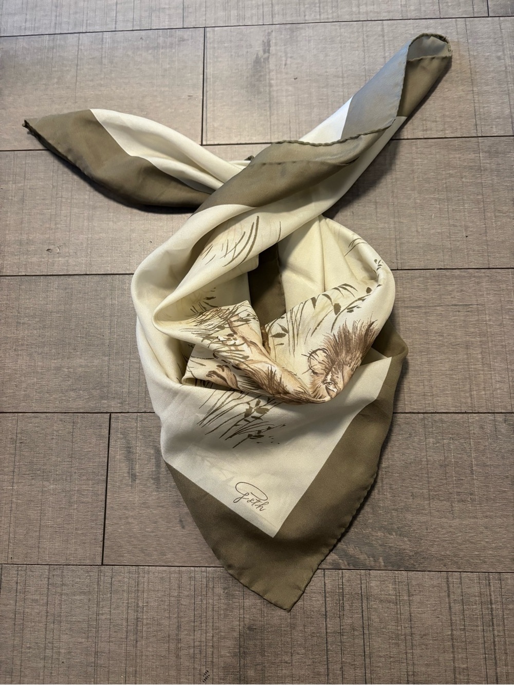 🌺5/$25🌺Vintage Sheer Ivory and Taupe Square Scarf with Lion Motif